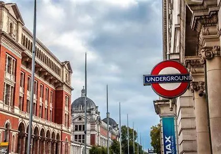 Charming Beau 2-Bed Haven Near Harrods Apartment